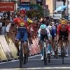 Van der Poel waagt poging in Dauphiné, maar moet sprintzege aan Milan laten
