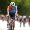 Van der Breggen solo op kop in chaotische slotetappe, peloton flink uitgedund