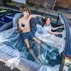 Senne (22) tovert oude wagen van oma om tot zwembad en scoort hit op TikTok: “Mensen lachen en zwaaien, dat is het mooiste aan dit project”