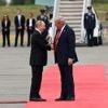 Trump en Poetin stappen samen in één auto na ferme handdruk (en glimlach) op rode loper in Alaska