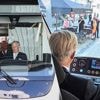 KIJK. Koning Filip huldigt nieuwe tramlijn in én kruipt zelf achter het stuur