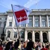 „Sozialer Zusammenhalt und Zukunftschancen gefährdet“: Protest gegen Haushaltskürzungen vor dem Berliner Abgeordnetenhaus