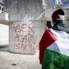 Betoger bekladt Monument op de Dam tijdens Pro-Palestijnse demonstrantie