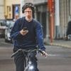 2 op de 3 jongeren checken sociale media tijdens het fietsen en sturen zelfs berichten: “Verbod op gsm tijdens nieuw schooljaar kan gedrag mogelijk verergeren”