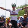 Direct spektakel in Dauphiné: Mathieu van der Poel valt stil in laatste meters, Tadej Pogacar wint openingsrit
