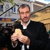 Peta protestiert: Söder amüsiert sich beim Schweinewettgrillen