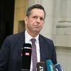 Opfer liegt im Krankenhaus: Ministerpräsident Lies bringt Radfahrer mit Autotür zu Fall