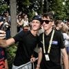 Tour de France. Le néoretraité Romain Bardet distribue des bidons au bord de la route