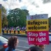 In Manchester staan voor- en tegenstanders van vluchtelingen aan weerszijden van de straat