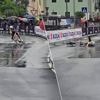 KIJK. Geen averij dankzij helm: zo hard ging Egan Bernal onderuit in spekgladde tijdrit