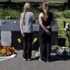 In beeld | Enschede herdenkt vuurwerkramp die 25 jaar geleden plaatsvond