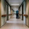 21 mensen ziek door besmetting met E. colivariant in woon-zorgcentra in drie provincies: 4 besmette personen overleden
