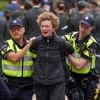 Viering Bevrijdingsdag verstoord: vijf arrestaties, oorlogsheld Marco Kroon grijpt ook in