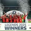 Edwin van der Sar kan Luis Figo niet afstoppen in benefietwedstrijd tussen voormalig wereldspelers
