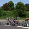 VIDÉO. Critérium du Dauphiné : frayeur pour l’échappée, qui a failli être percutée par une voiture