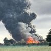 Grote brand in afvalverwerkend bedrijf in Oostnieuwkerke: zwarte rookpluim van ver te zien