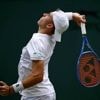 Wimbledon. Un joueur abandonne après avoir reçu un service de son coéquipier dans la nuque
