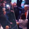 KIJK. “USA! USA!”: publiek van UFC-gevecht gaat hélemaal los wanneer Donald Trump (en zijn dochter) de zaal betreden
