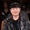 Rockstar fragt nach Nasszellen: Scorpions-Sänger Klaus Meine singt sich im Duschraum warm