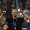 PSG. Le t-shirt porté par Luis Enrique en hommage à sa fille, Xana, en vente pour la bonne cause