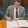 Accord Nouvelle-Calédonie. "Nous mettrons en œuvre le projet de Bougival", annonce Manuel Valls avant de se rendre à Nouméa
