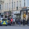 Festnahme in Berlin-Neukölln eskaliert: Betrunkener reißt Frau das Kopftuch herunter und schlägt mit Einkaufsbeutel um sich