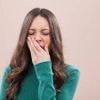 Pourquoi met-on la main devant sa bouche quand on baille ?