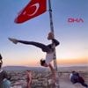 Toerist in Turkije riskeert celstraf na paaldansen aan vlaggen­mast : ‘Ze heeft morele waarden overschreden’