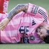 KIJK. Afwachten wat de schade is: Lionel Messi moet al na tien minuten geblesseerd naar de kant