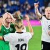 Nach Sieg im Elfmeterschießen: „Krass, unglaublich, mega“: Fußballerinnen feiern Berger