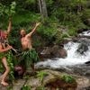 Nans et Mouts dansent sur l’eau du lac Salagou dans ce numéro inédit de « Nus et culottés »