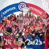 PSV houdt de kampioens­schaal omhoog na een tumul­tueus seizoen: ‘Het was echt een gevecht’