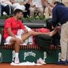 Djokovic ondanks voetblessure naar volgende ronde, Sinner beëindigt carrière van 38-jarige Fransman