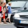 Gefährlicher Schulweg: Aktuelle Umfrage unter Eltern zeigt deutliches Problem