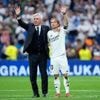 Real Madrid: Umarmung mit Kroos: Bewegender Bernabéu-Abschied für Modrić
