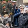 Ook oorlogsheld Marco Kroon grijpt in bij protest viering Bevrijdingsdag, rookbom richting premier Schoof