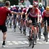 Thymen Arensman toont goede benen in kopgroep, gestopte Romain Bardet deelt bidons uit