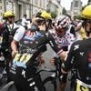 VIDÉO. Tour de France femmes : Demi Vollering chute très lourdement dans le final à Angers