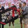 In beeld | Bayern eert icoon Thomas Müller op fraaie wijze voor laatste thuisduel