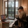 Man zonder armen en benen kan computerspelletjes spelen dankzij implantaat