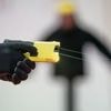 Gestiegene Bedrohung: Innenminister Dobrindt will Taser für die Bundespolizei