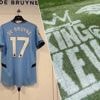 Truitje hangt al op en zelfs afgebeeld op gras langs de zijlijn: Etihad Stadium helemaal klaar voor afscheid De Bruyne