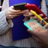 Kinderen van sociale media weren schaadt hun rechten, zeggen experts: ‘Pak liever de platforms aan’