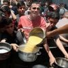 Israël staat vrachtwagens met babyvoeding toe in Gaza