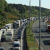 Halfuur file op E17 richting Antwerpen na ongeval ter hoogte van Haasdonk: linkerrijstrook versperd