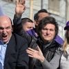 Le président argentin Javier Milei, visé par des projectiles lors d'un rassemblement, s'en est sorti indemne