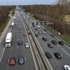 Hinder op E40 richting Brussel ter hoogte van Bertem door afbrokkelende beton van brug: ruim half uur file