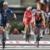 KIJK. Met slim manoeuvre in laatste bocht: David Gaudu verrast Mads Pedersen na sprint bergop