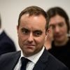 Protection policière, secrétariat, voiture de fonction... Comment Sébastien Lecornu veut mettre fin aux "avantages à vie" des anciens ministres dès 2026