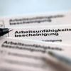 Kein Gehalt bei längerem Ausfall?: Ökonomen stellen bisherige Lohnfortzahlung bei Krankheit infrage